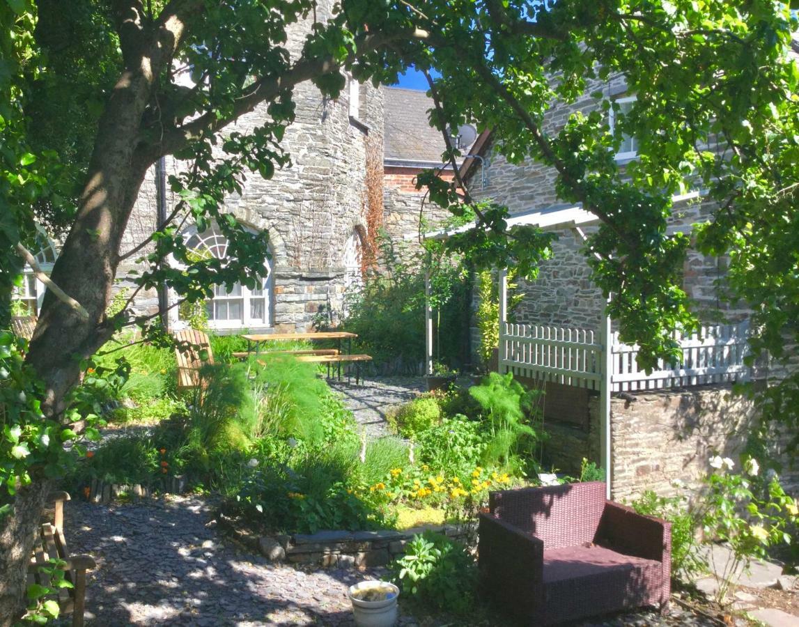 The Attic Apartment, Quay Street Studios Cardigan Luaran gambar